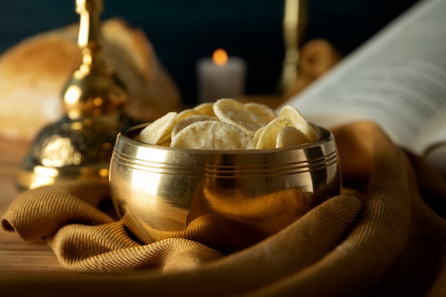 Eucharistie mit Weinkelch und Messbrot