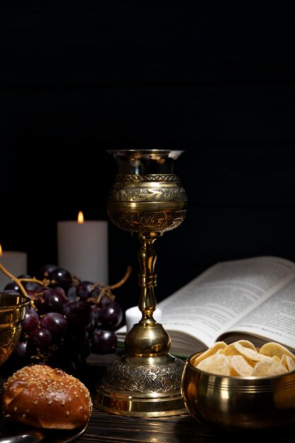 Eucharistie mit Weinkelch und Traubenarrangement