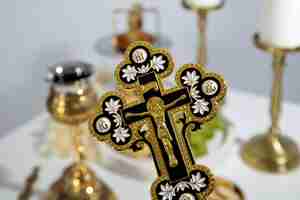 Kostenloses Foto eucharistiefeier mit kreuz