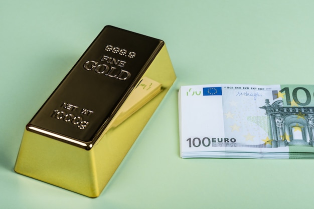 Euro-bargeld und goldbarren. banknoten. geld. rechnung ...
