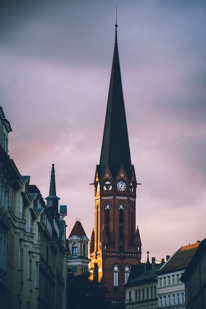 Europäischer Kirchturm bei herbstlichem Sonnenuntergang