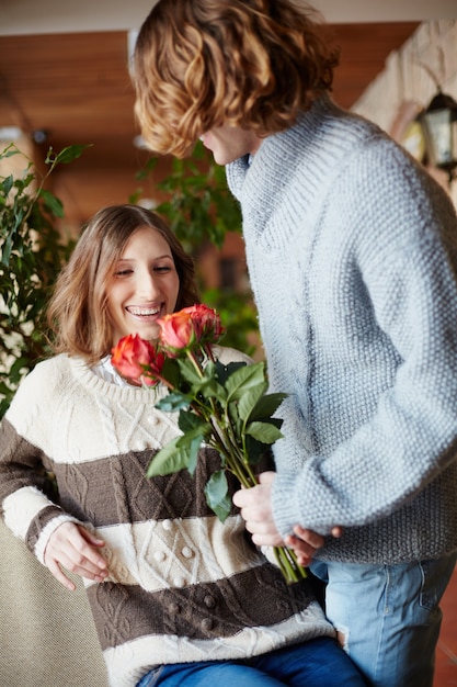 Excited Frau mit Blumen