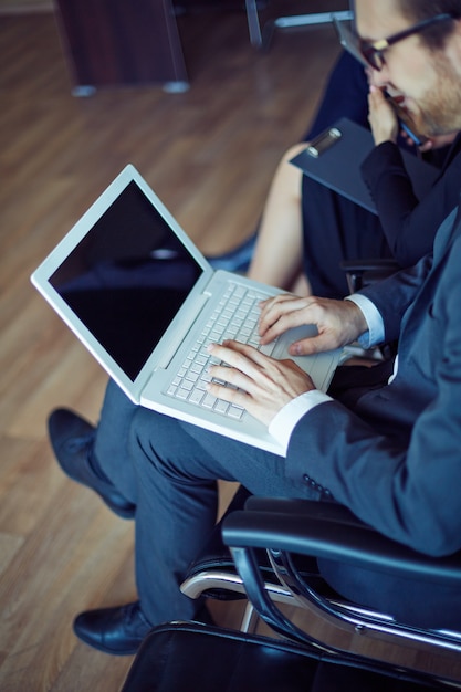 Executive-Arbeit mit Laptop in der Sitzung