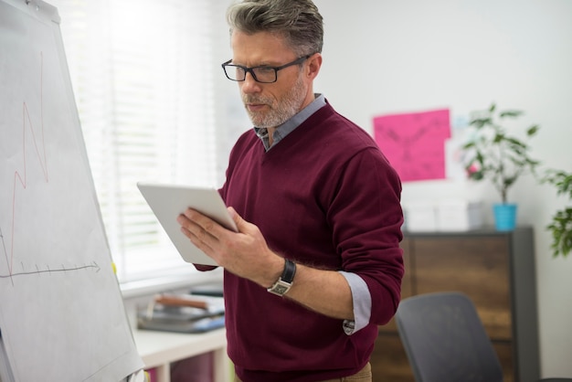 Executive auf der Suche nach Informationen über digitale Tablets