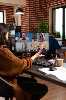 Executive manager bespricht die geschäftsstrategie mit remote-kollegen während der online-videokonferenzkonferenz zur erläuterung der unternehmenspräsentation telefonkonferenz auf dem computerbildschirm
