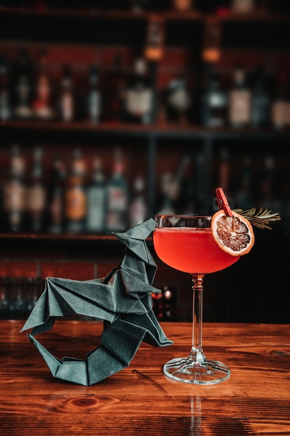 Exotischer Cocktail mit Origami