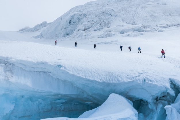 Expedition von Wanderern in den schneebedeckten steilen Bergen