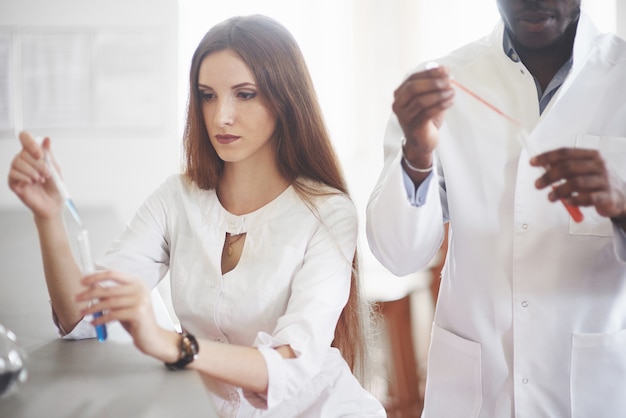 Experimente im chemischen Labor. Ein Experiment wurde in einem Labor in transparenten Kolben durchgeführt.