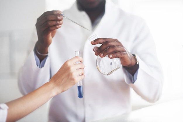 Experimente im chemischen Labor. Ein Experiment wurde in einem Labor in transparenten Kolben durchgeführt.
