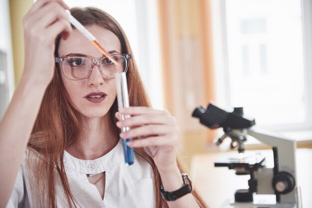 Experimente im chemischen Labor. Ein Experiment wurde in einem Labor in transparenten Kolben durchgeführt.