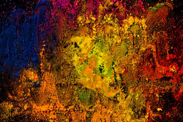 Explosion von gemischten hellen Holi-Farben