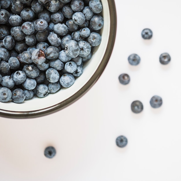 Extreme Nahaufnahme der Blaubeereschüssel auf weißem Hintergrund