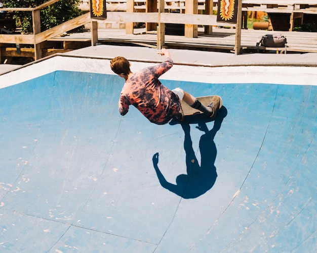 Kostenloses Foto extremer skateboarder auf der rampe
