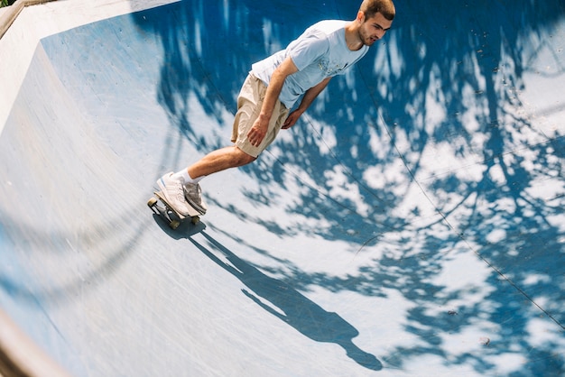 Kostenloses Foto extremer skateboarder auf der rampe