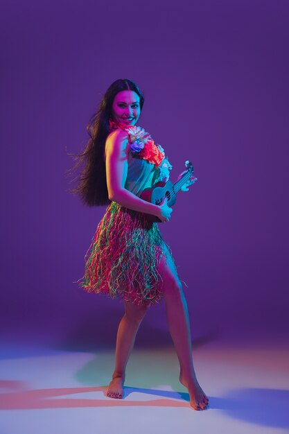 Fabelhafte Tänzerin Cinco de Mayo auf lila im Neonlicht