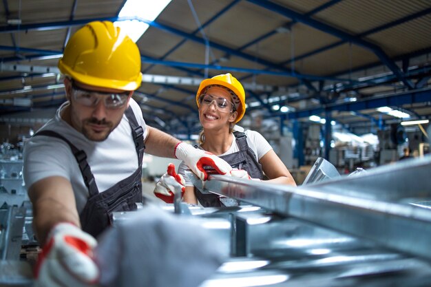 Fabrikarbeiter, die in der Produktionslinie arbeiten