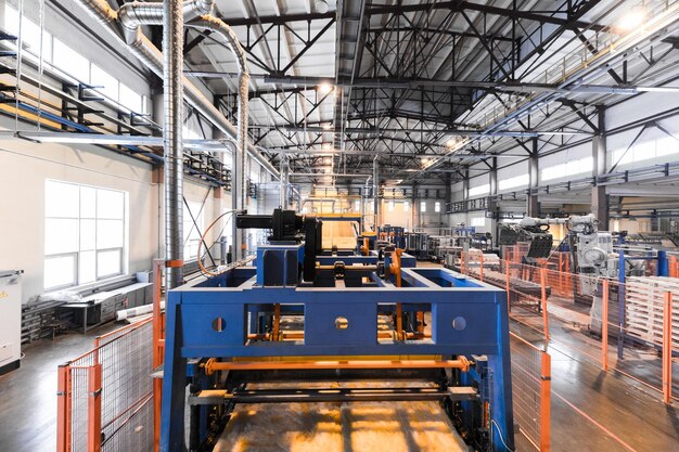 Fabrikwerkstatt und Maschinen im Hintergrund der Glasindustrie