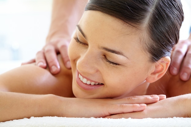 Face Close-up der Frau während der luxuriöse Massage