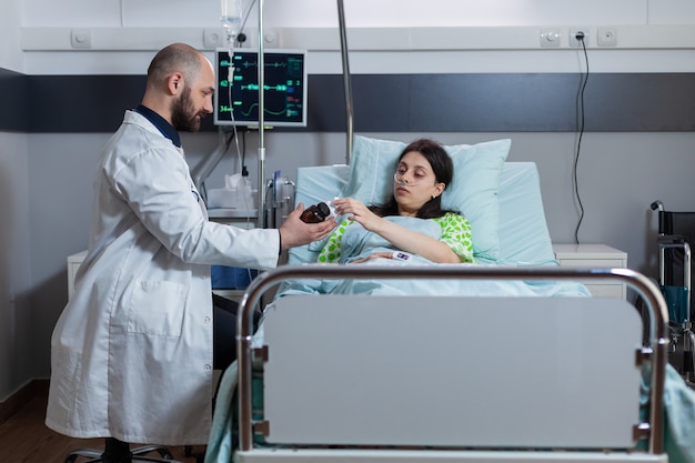 Kostenloses Foto facharzt, der kranke frau während eines arzttermins im krankenhausarzt überprüft