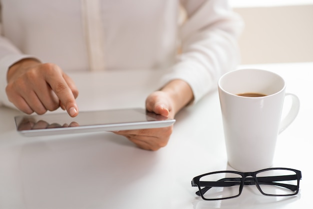 Fachmann arbeitet noch während der Kaffeepause