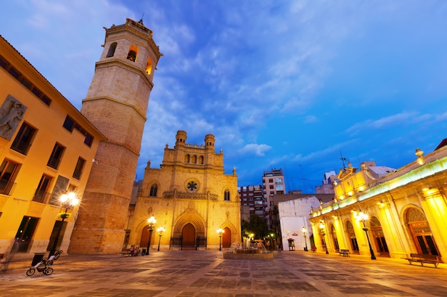 Fadri-Turm und Kathedrale in Castellon de la Plana in der Nacht