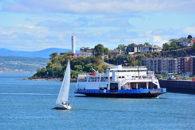 Fähre im Fluss in Quebec City mit blauem Himmel.