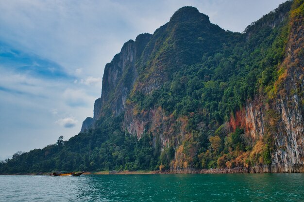 Fahren Longtailboat auf Khao Sok See in Thailand innerhalb der schönen felsigen Landschaft