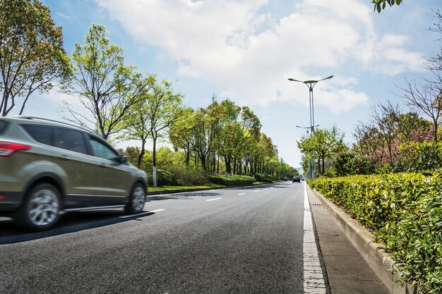 Fahrenden Auto auf der Straße