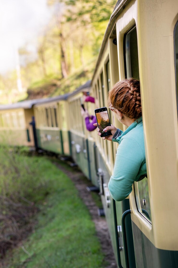 Kostenlose Foto fahrender dampfzug mocanita mit passagieren in rumänien