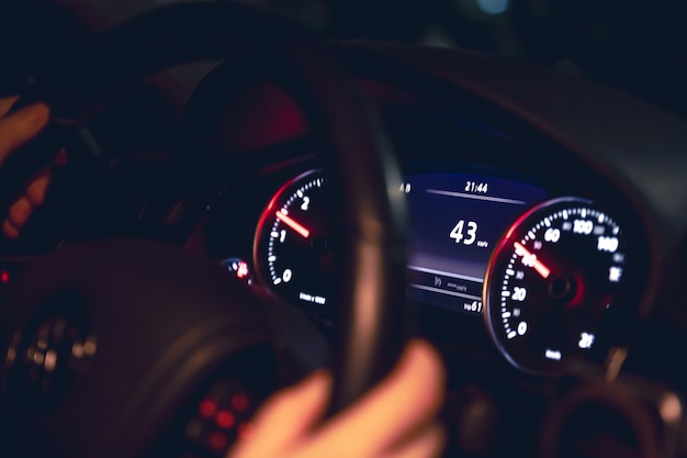 Kostenloses Foto fahrer mit den händen am lenkrad eines autos bei nachtfahren