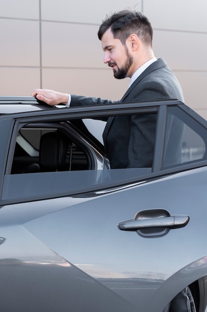 Fahrer mit geöffneter Autotür