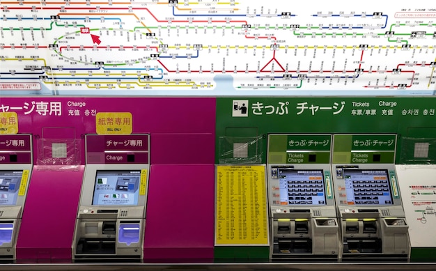 Fahrgastinformationsanzeigebildschirm des japanischen U-Bahn-Systems