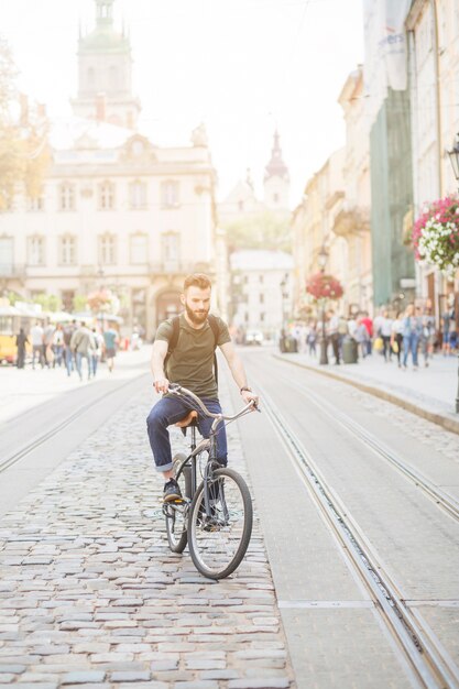 Fahrrad des jungen Mannes Reit draußen