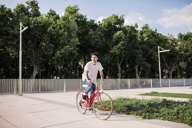 Fahrrad des jungen Mannes Reit im Park