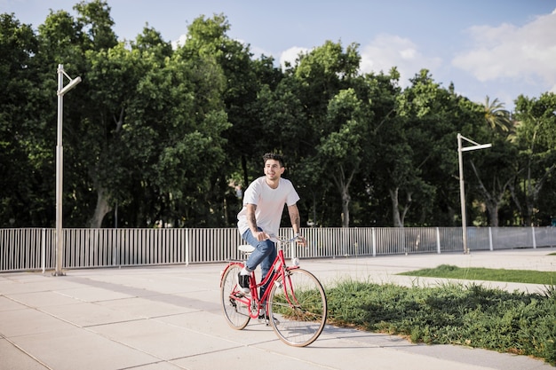 Fahrrad des jungen Mannes Reit im Park