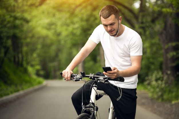 Fahrrad-Hintergrund Asphalt aktives Radfahren