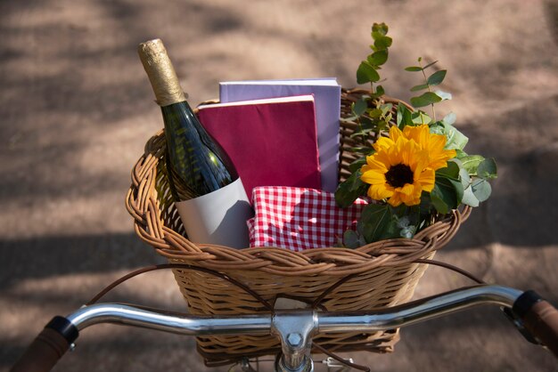 Fahrradkorb mit Blumen und Büchern