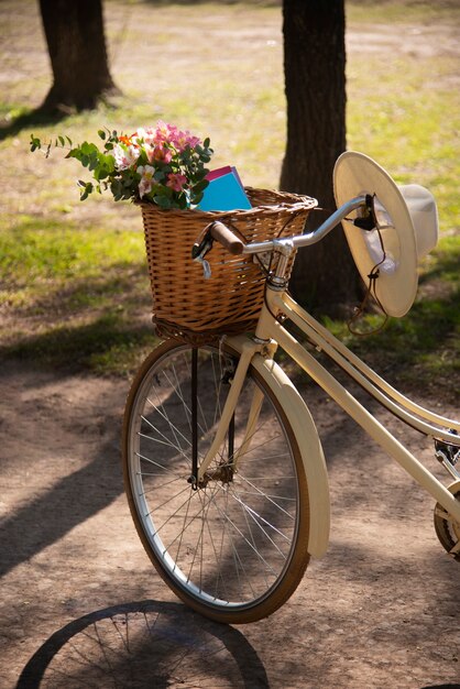 Fahrradkorb mit Blumen und Hut