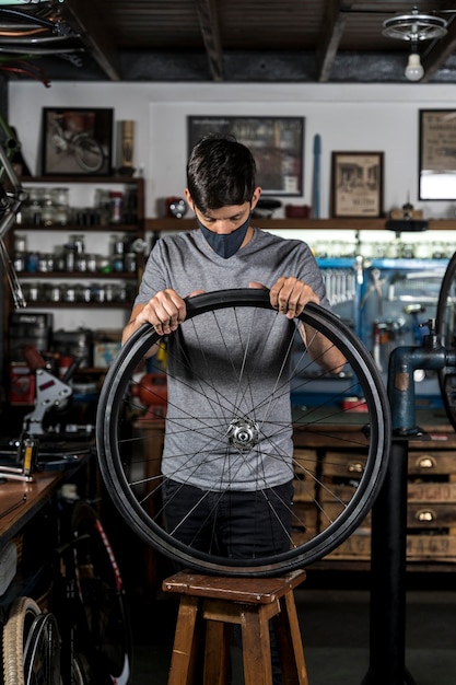 Kostenloses Foto fahrradkreation in der werkstatt