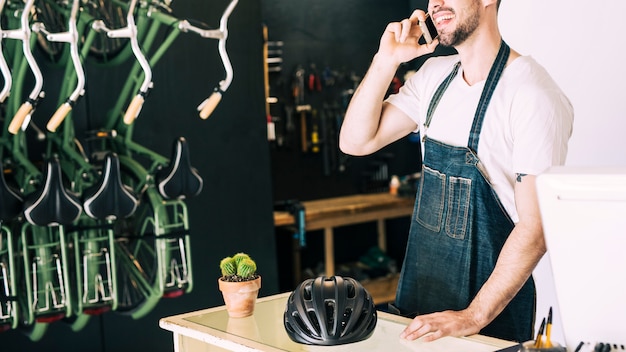 Fahrradladen mit Verkäuferin