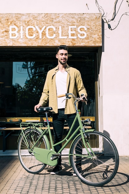 Kostenloses Foto fahrradladen mit verkäuferin