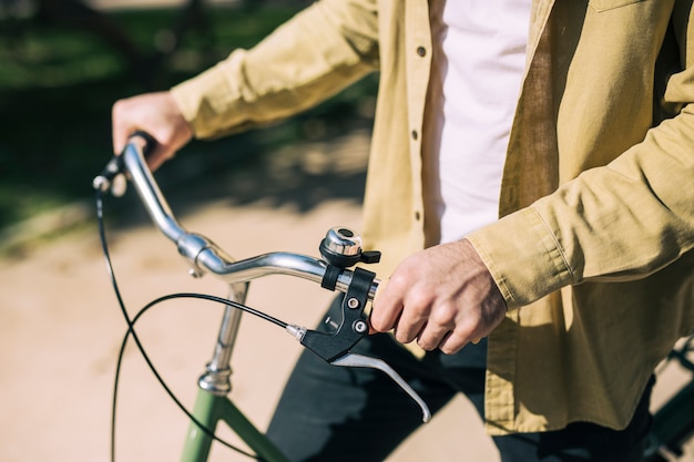 Fahrradladen mit Verkäuferin