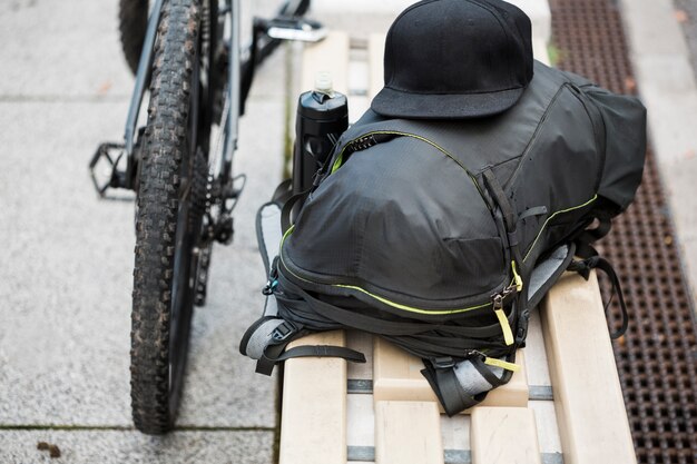 Fahrradsachen auf Bank