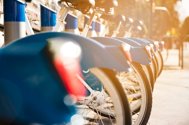 Fahrradständer dicht nebeneinander im Sonnenlicht