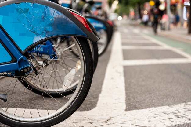 Fahrradverleih in der Stadt mit unscharfem Hintergrund