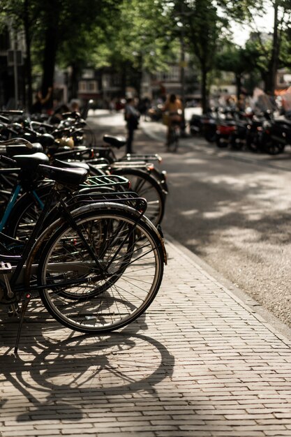 Fahrräder auf der Straße. Amsterdam.