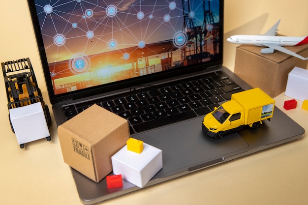 Fahrzeuge auf Laptop-Supply-Chain-Darstellung