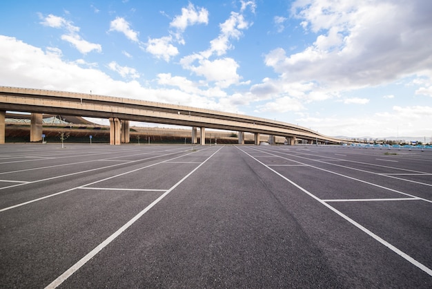 Fahrzeugverkehr Kontrast Parkplatz Platz