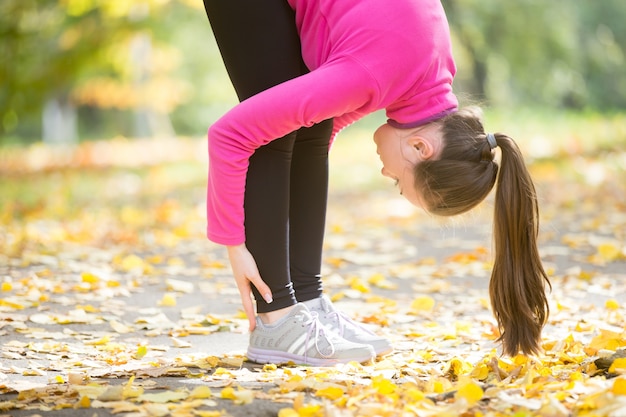 Fall Yoga im Freien: intensive Stretch-Pose