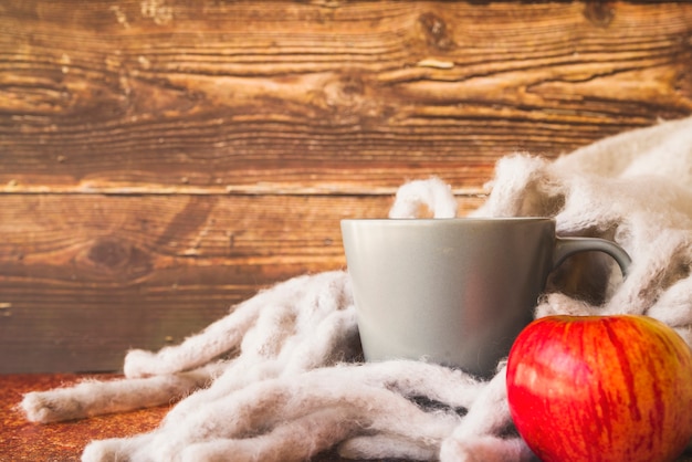 Kostenloses Foto fallzusammensetzung mit warmer verpackung und becher